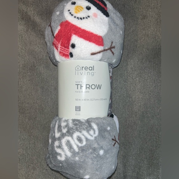 NWT Soft throw blanket size 50 x 60 inches. Snowmen theme. - Picture 1 of 2